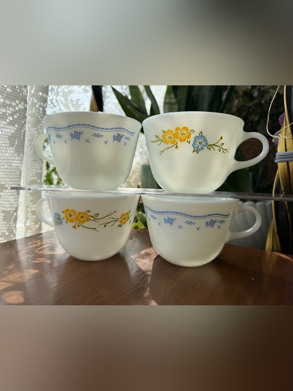 4 vintage Pyrex cups